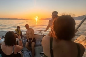 Makarska: Tour al tramonto in motoscafo verso la baia nascosta dell'isola di Brač