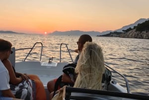 Makarska: Tour al tramonto in motoscafo verso la baia nascosta dell'isola di Brač