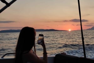 Makarska: Tour al tramonto in motoscafo verso la baia nascosta dell'isola di Brač