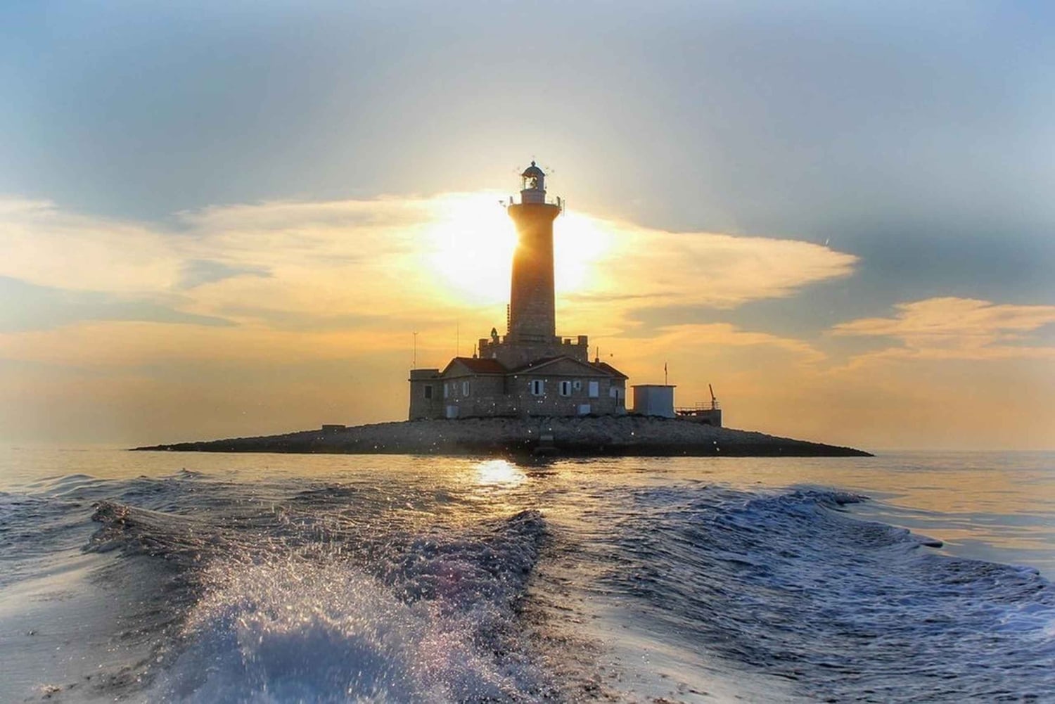 Medulin : excursion au coucher du soleil avec dauphins (85 % de chance), boissons et dîner