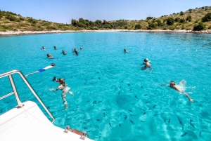 Excursión a Mikado Kornati con paradas para hacer esnórquel y una ruta de senderismo