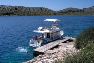 Excursión a Mikado Kornati con paradas para hacer esnórquel y una ruta de senderismo