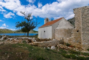 Excursión a Mikado Kornati con paradas para hacer esnórquel y una ruta de senderismo