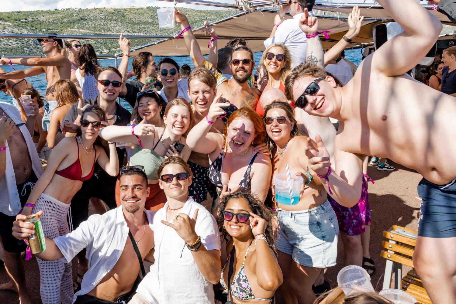 Partir: Fiesta en barco en la Laguna Azul con DJs, chupitos y after party