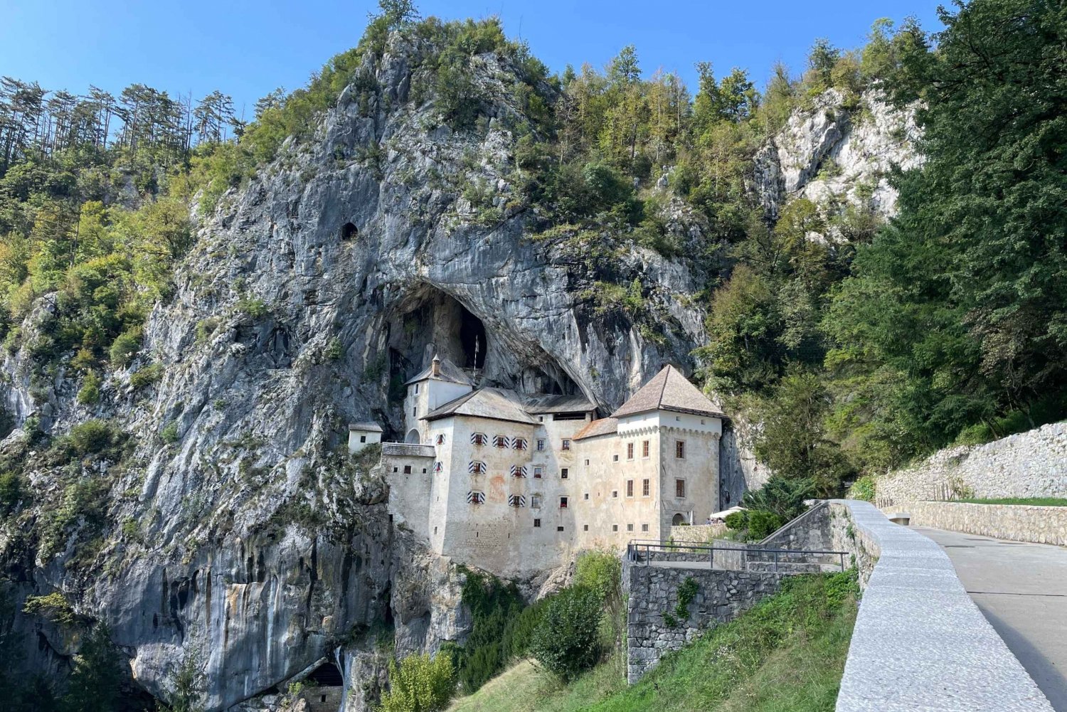 Fra Zagreb: Omvisning i Ljubljana, Postojna-grotten og Predjama-slottet
