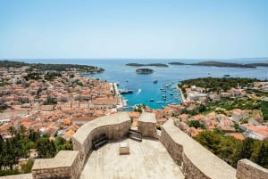 Splitistä: Paklenin ja Hvarin saarten katamaraaniristeilyt, koko päivän elämys
