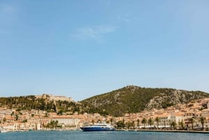 Split : journée de croisière en catamaran vers Hvar et les îles Infernales