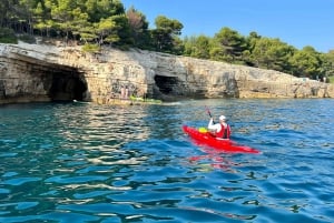 Pula: Blaue Höhle Kajaktour mit Schwimmen und Schnorcheln