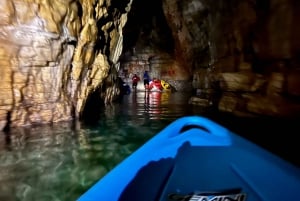 Pula : Excursion en kayak dans les grottes bleues avec baignade et plongée en apnée