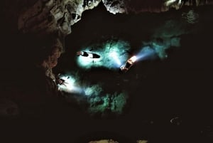 Pula: Blue Cave Verlichte Kayak-nachttour met heldere bodem