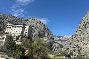 Omiš: Passeio de barco de 2 horas pelo rio Cetina e visita ao parque natural