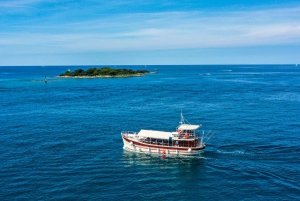 Poreč: Panorama-Bootsfahrt am Morgen zwischen 20 Inseln mit Getränken