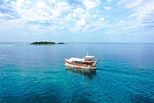 Poreč: Panorama-Bootsfahrt am Morgen zwischen 20 Inseln mit Getränken