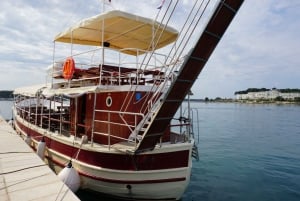 Poreč: Panorama-Bootsfahrt am Morgen zwischen 20 Inseln mit Getränken
