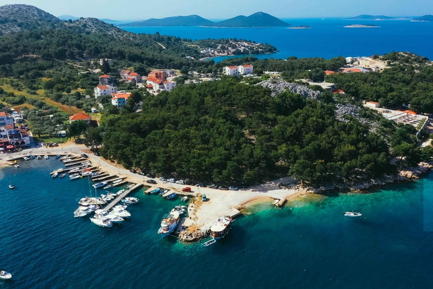 Tour privado en barco por las islas de Zadar con bebidas