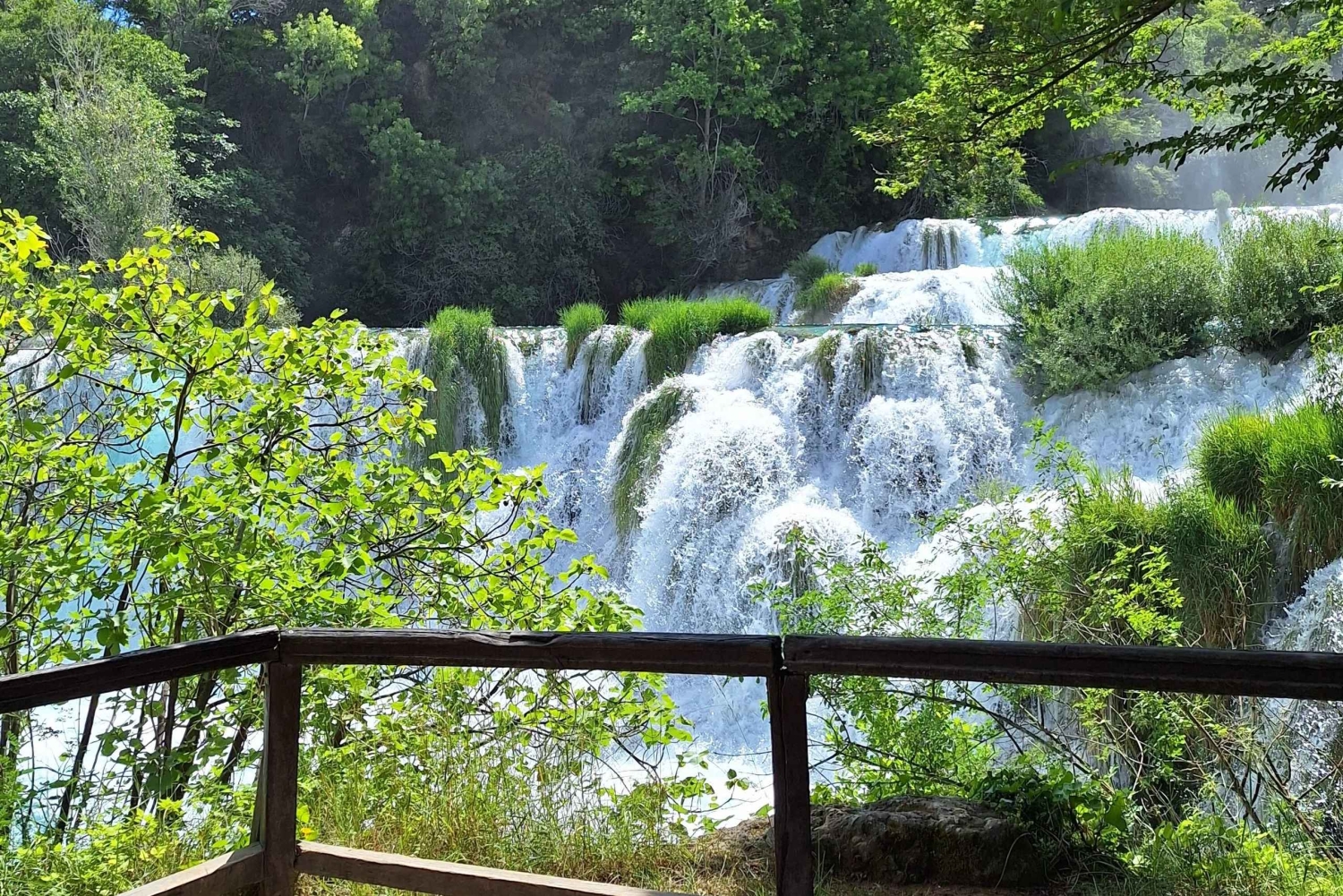 Privat tur til Krka-vandfaldene fra Split med vinprøve og frokost