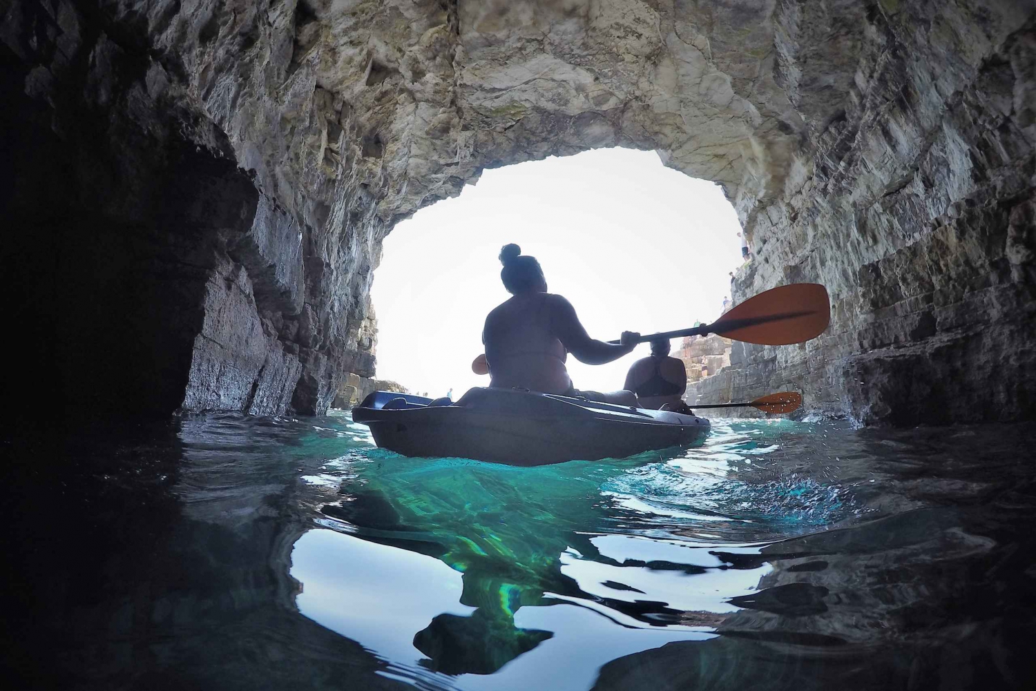 Pula: passeio de caiaque na caverna azul, mergulho com snorkel e salto em penhasco