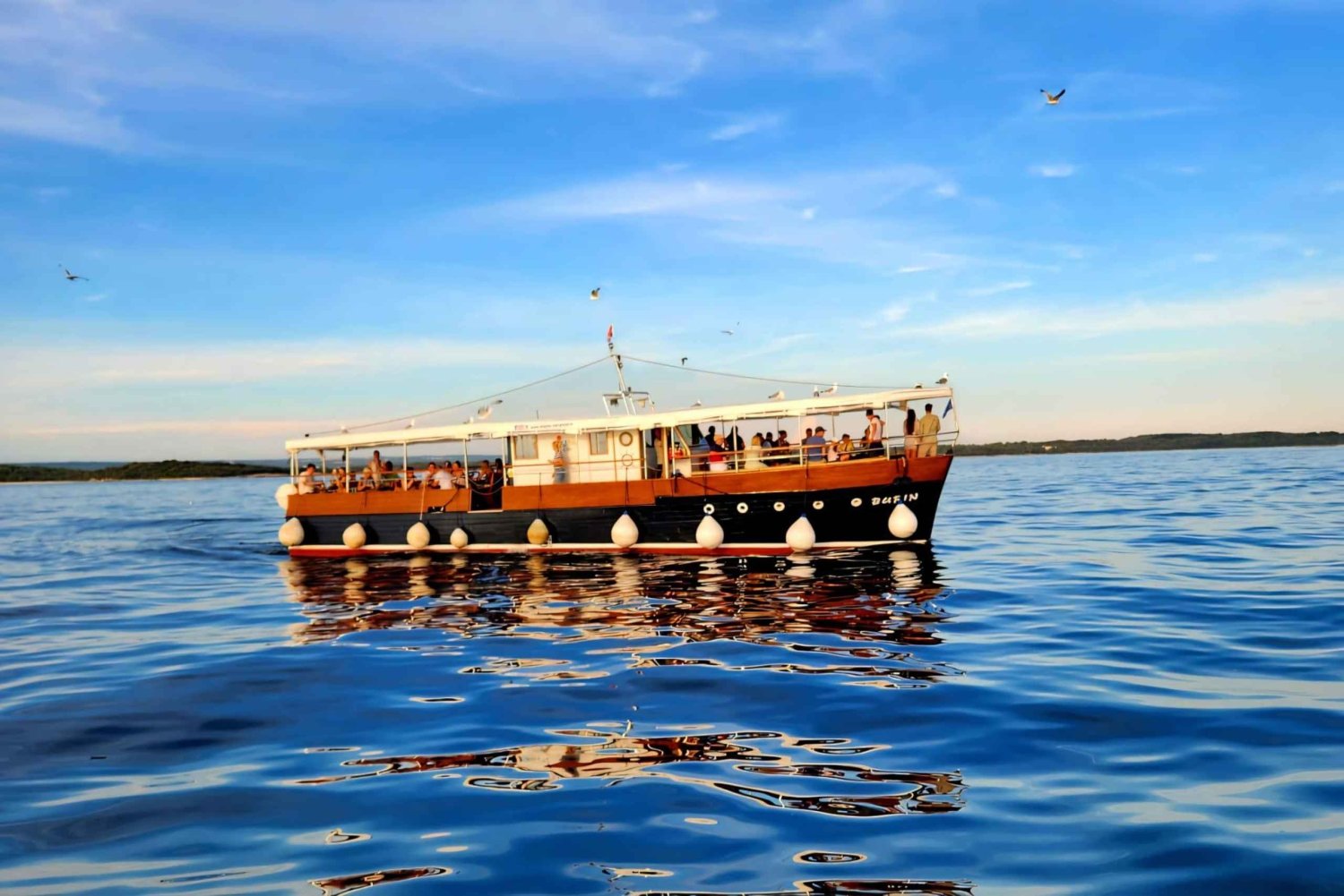 Pula: tour en barco al atardecer por las islas Brijuni con cena y avistamiento de delfines