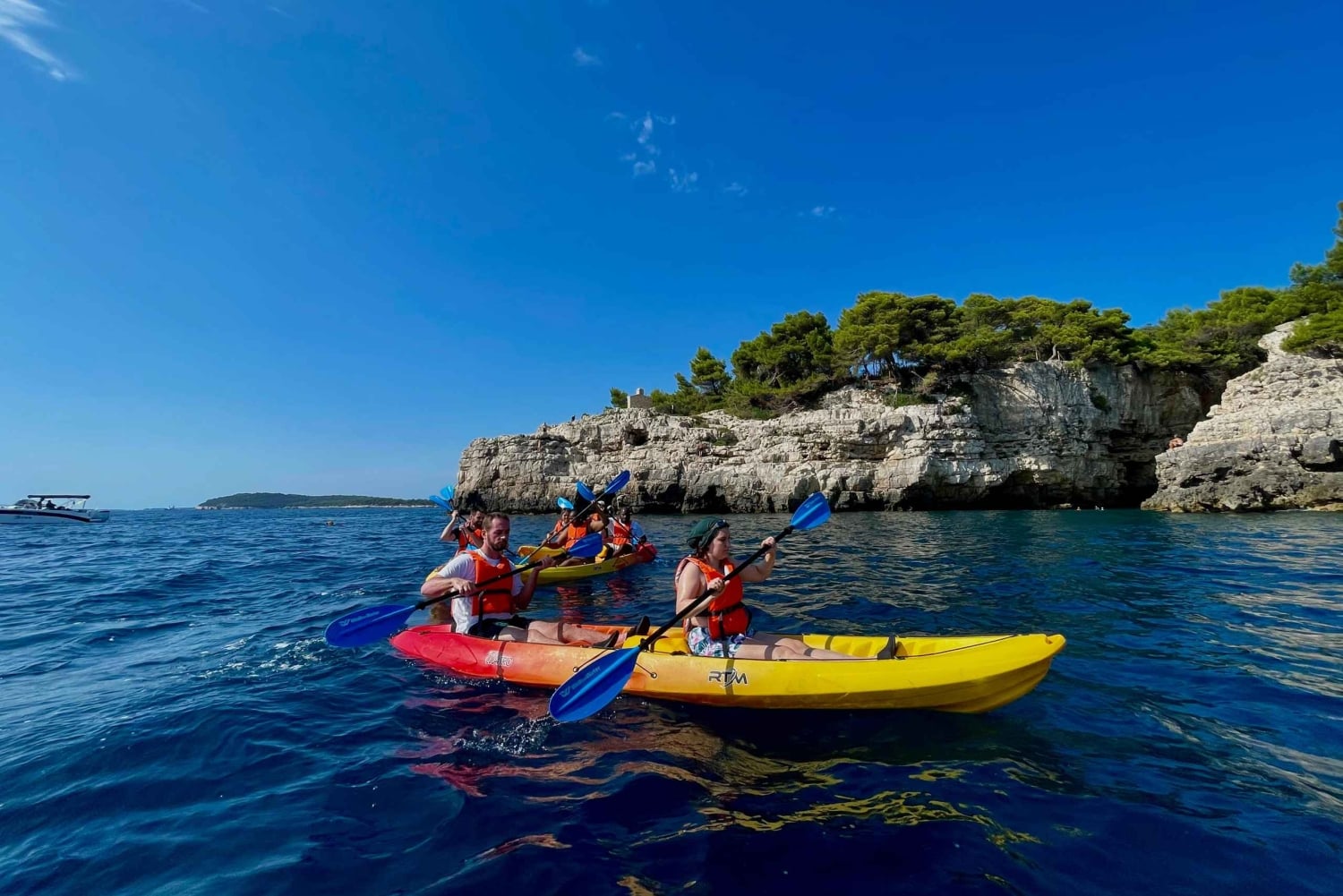 Pula: excursión en kayak por cuevas, cañones e islas, snorkel y exploración