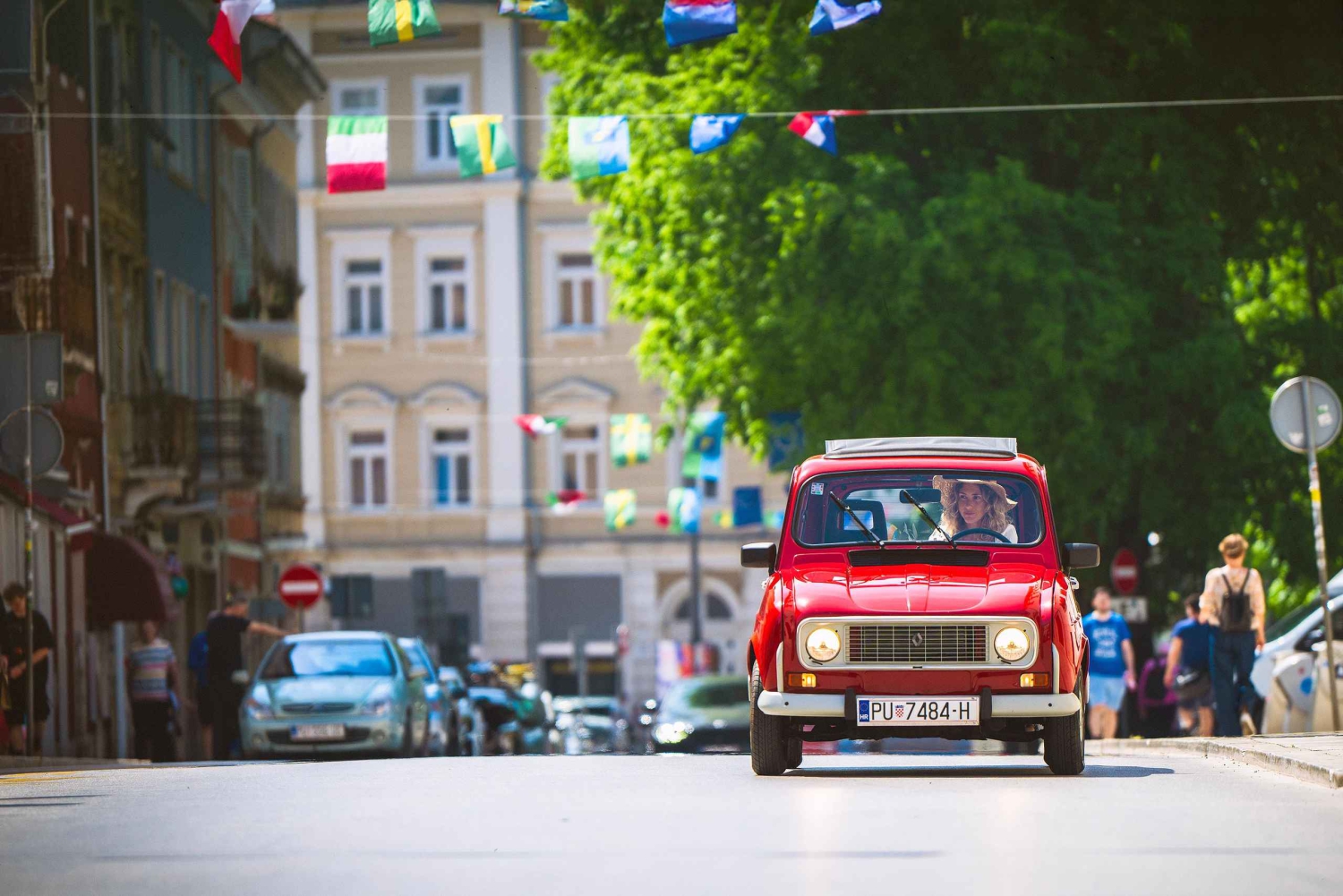 Pula: City Highlights Tour in a Vintage Renault 4