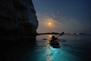 Pola: Tour serale in kayak illuminato a LED delle grotte istriane