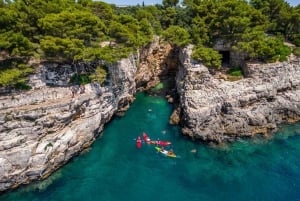 Pula : Aventure en kayak avec plongée en apnée dans les grottes et les îles