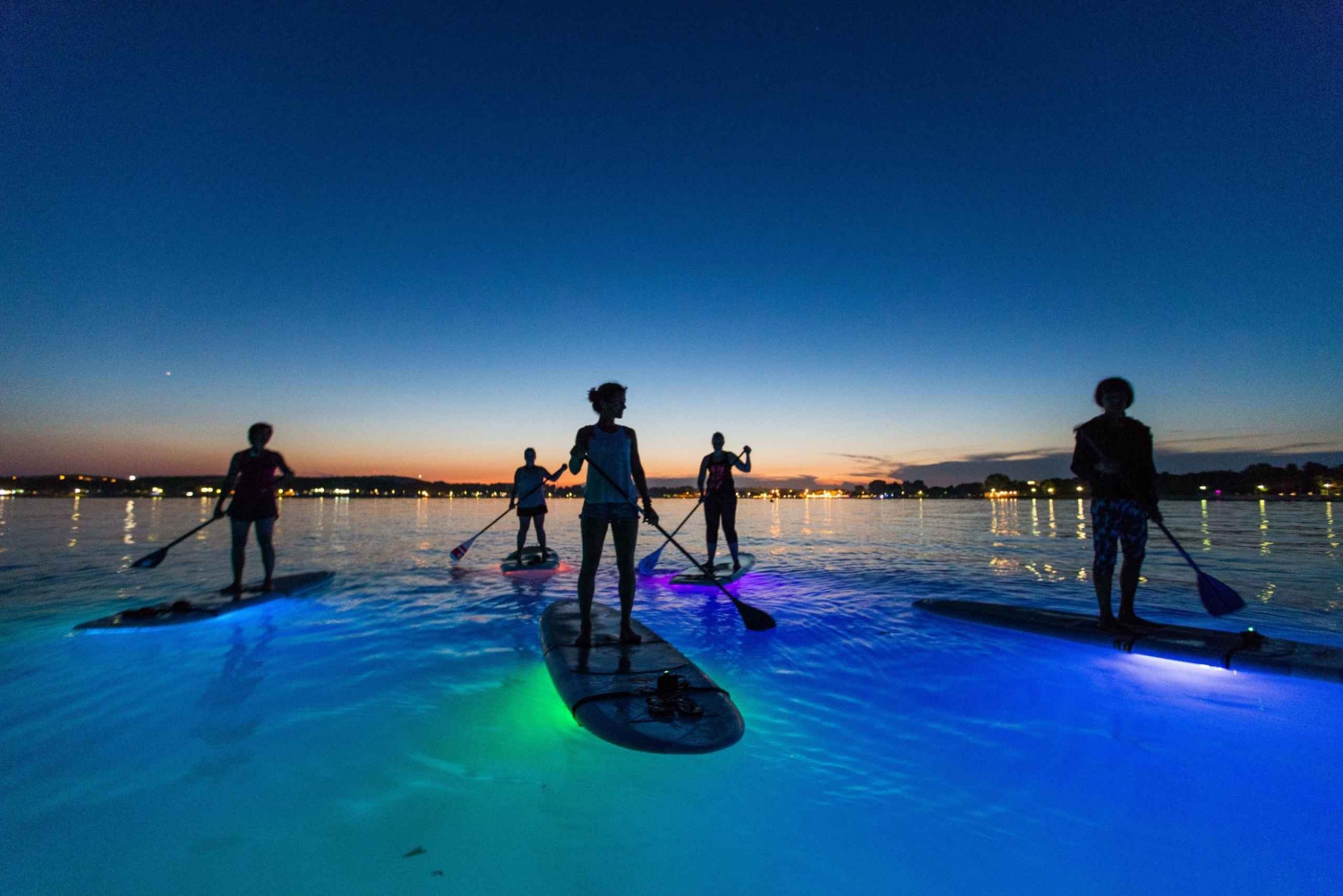 Pula: passeio noturno de stand-up paddle com LED