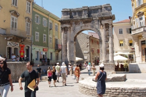 Pula : Visite pied à pied de la vieille ville pour les gourmands avec dîner et vin
