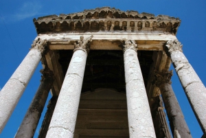 Pula : Visite pied à pied de la vieille ville pour les gourmands avec dîner et vin