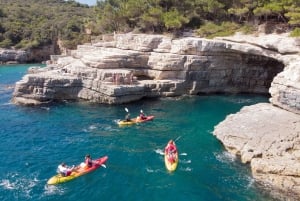 Pula: Aventura en el mar: barco, kayak, snorkel y saltos desde acantilados