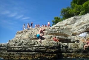 Pula: Aventura en el mar: barco, kayak, snorkel y saltos desde acantilados