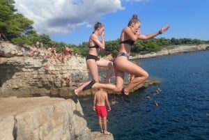 Pula: Aventura en el mar: barco, kayak, snorkel y saltos desde acantilados