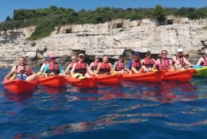 Pula: Aventura en el mar: barco, kayak, snorkel y saltos desde acantilados