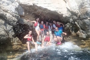 Pula: Aventura en el mar: barco, kayak, snorkel y saltos desde acantilados