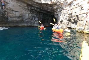 Pola: tour guidato in kayak della grotta marina e delle scogliere a Pola