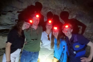 Pula: Geführte Kajaktour durch Meereshöhlen und Klippen in Pula