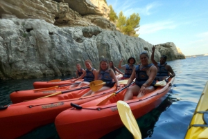 Pula: Excursión guiada en kayak por las cuevas marinas y los acantilados de Pula