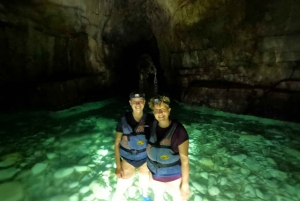 Pula: wycieczka kajakiem z przewodnikiem po jaskiniach morskich i klifach w Puli