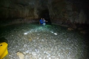 Pula: passeio de caiaque guiado pelas cavernas do mar e penhascos em Pula
