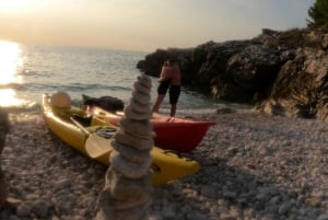 Pula: Excursión guiada en kayak por las cuevas marinas y los acantilados de Pula
