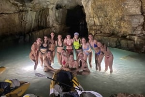 Пула: тур на каяках по морской пещере с подводным плаванием и плаванием