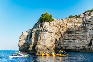 Pula: Excursión de snorkel, natación y kayak con la Cueva Azul