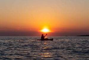 Pula: Tour al atardecer en kayak transparente, cueva, baño y salto desde acantilados