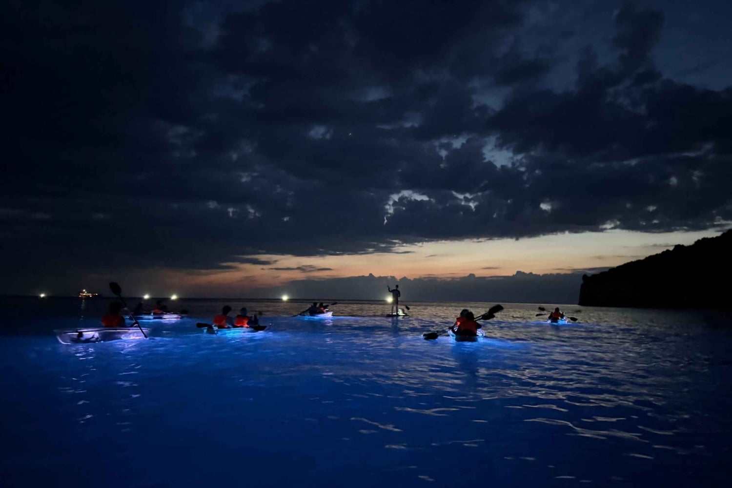 Pola: Tour serale e notturno in kayak trasparente illuminato