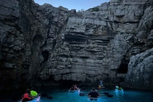 Pola: Tour serale e notturno in kayak trasparente illuminato