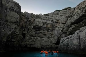 Pola: Tour serale e notturno in kayak trasparente illuminato