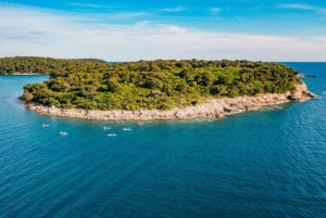 Pula: Kajaktour langs drie eilanden met grotfoto's en snorkelen