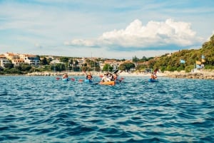 Pula: Kajaktour langs drie eilanden met grotfoto's en snorkelen