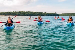 Pula: Kajaktour langs drie eilanden met grotfoto's en snorkelen