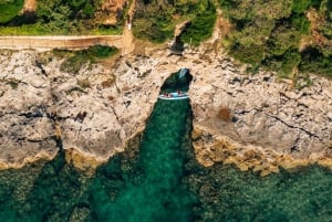 Pula: Kajaktour langs drie eilanden met grotfoto's en snorkelen